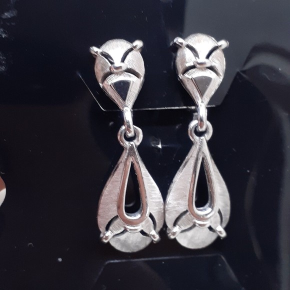 Vintage Crown Trifari Earrings Signed Clip On Silver Tone Dangle - Picture 16 of 16